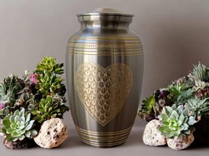 Urnes funéraires en laiton finition or antique pour cendres, grand cœur doré, fabricant direct, pot décoratif pour commémoration funéraire et inhumation - Product Image 6