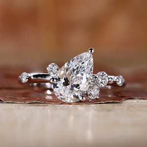 Bague de Fiançailles en Moissanite Taille Poire avec Sertissage à Griffes, Grappe Florale Minimaliste, Bague de Mariage Plaqué Or, Bague de Promesse - Product Image 1