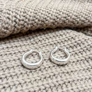 Petites boucles d'oreilles créoles épaisses et rondes, minimalistes, pour femmes, plaquées argent, délicates - Bijoux pour fêtes et cadeaux - Product Image 3