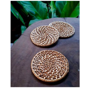Sous-verre rustique en rotin, idéal pour servir du thé, du café ou du vin tout en protégeant le verre et la table en bois. - Product Image 2