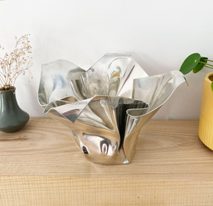 Vase à fleurs moderne en métal froissé en étain de haute qualité, décoration de table intérieure et extérieure, écologique, fait à la main, salon Azora - Product Image 6