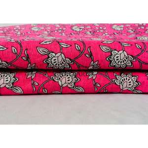 ผ้าฝ้ายพิมพ์ลายดอกไม้สีชมพูอินเดียแบบแฮนด์บล็อก ขายดี เหมาะสำหรับงานควิลท์ ปลอกหมอน ผ้าม่าน ผ้าคลุมเด็กผู้ชาย ผ้าทอสำหรับเด็กผู้หญิง - Product Image 1