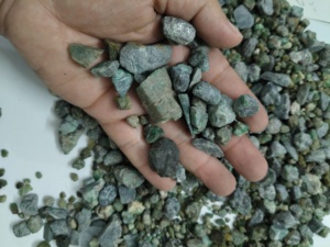 Lot de 15 pierres brutes naturelles violettes de formes variées pour la fabrication de bijoux - Product Image 2