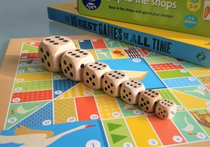 Dados de madera pulidos cuadrados de excelente calidad, decoración de mesa ecológica, dados para juegos de Ludo con tamaño y forma personalizados - Product Image 3