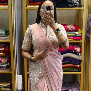 Sari Indio de Georgette de Seda Elegante, Superventas, con Bordado Multicolor y Ribete de Encaje, para Fiestas de Invierno + Blusa Falsa - Product Image 2