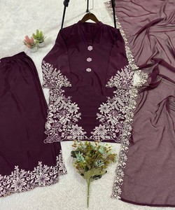 ชุดเสื้อผ้าไหมเครปปักลายหรูหรา พร้อมกางเกงปาลาซโซ่และผ้าคลุมไหล่ สำหรับงานเทศกาล ราคาขายส่ง เสื้อผ้าชาติพันธุ์ สีไวน์ - Product Image 4