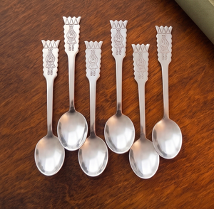 Juego de cucharas de diseño con acabado plateado, elegantes y con estilo, de acero inoxidable, perfecto para la cocina, comedor y como regalo. - Product Image 1