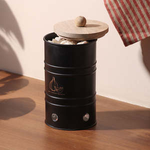 Conteneur de rangement cylindrique en métal noir avec couvercle en bois pour la conservation des aliments frais dans la cuisine, design minimaliste - Product Image 5