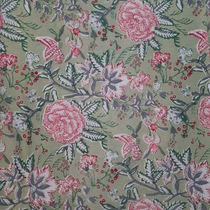 Tela de Algodón Estampada a Mano con Diseño Floral Verde Paisley Mughal, Tela de Algodón Suave Hecha a Mano en India, Estilo Vintage - Product Image 1