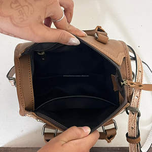 กระเป๋าหนังแท้แบบใหม่ผมแบบตะวันตกกระเป๋าถือคาดลำตัวมีที่จับด้านบนเป็นรูปหัวใจประดับด้วยหนังวัว - Product Image 6