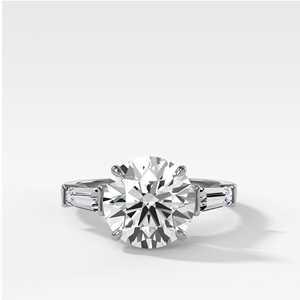 Bagues de fiançailles minimalistes en or massif 14 carats avec trois pierres, diamant rond de laboratoire de 2 carats et pierres latérales baguette coniques - Product Image 3