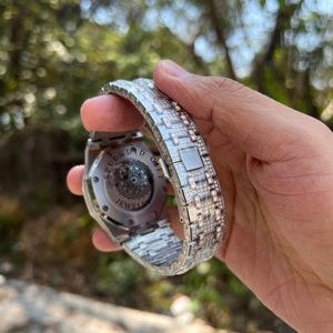 Splendide Montre de Luxe pour Homme avec Diamants Moissanite, Boîtier Argenté, Mouvement Quartz Analogique, Verre Saphir, Fermoir Déployant, 28mm, Étanchéité 10m - Product Image 5