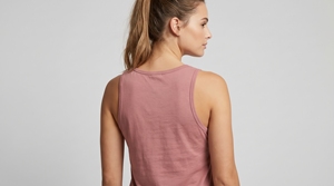 Camiseta sin mangas rosa para mujer con cuello redondo, logo blanco frontal, tejido transpirable, estilo casual - Product Image 2