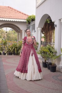 Lehenga Choli Gujarati Chaniya Choli, el Vestido Más Vendido para Navratri, Disponible a un Precio Accesible para Bailar Garba y Dandiya - Product Image 2