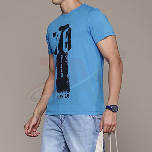 Camiseta Azul de Manga Corta para Hombre con Estampado '78 R UTR LIFE CO.' Corte Regular Casual Cuello Redondo Camiseta de Jersey de Algodón 100% Algodón - Product Image 3