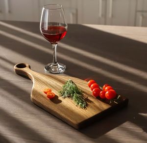 Planche à charcuterie en bois artisanale pour fromages, fruits, apéritifs et présentation élégante des aliments à la maison et lors de fêtes - Product Image 4