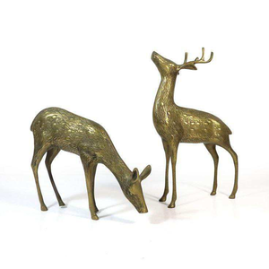 Petite sculpture de renne en aluminium fini or, luxe pour Noël, ornement artisanal en métal, renne pour décoration de Noël - Product Image 2