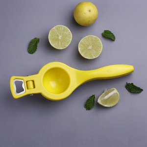 Exprimidor manual de plástico para limones con abridor de botellas incorporado, exprimidor de cítricos de doble propósito, prensa de limas, utensilio de cocina - Product Image 1