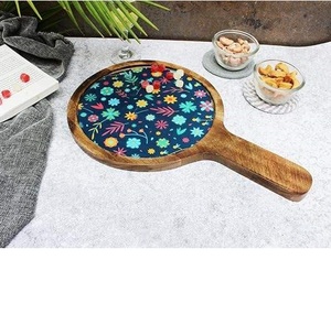 Bandeja de Servir Redonda de Madera Hecha a Mano, Diseño Floral Bohemio, para Quesos, Frutas, Aperitivos, Postres - Product Image 1