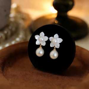 Boucles d'oreilles florales en nacre, boucles d'oreilles de mariée en perles, bijoux de mariage, cadeau élégant pour demoiselle d'honneur, pour femmes - Product Image 5