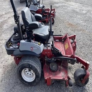 Achetez un tracteur tondeuse professionnel d'occasion avec chargeur, une machine puissante et efficace pour les travaux extérieurs à grande échelle, en stock - Product Image 6