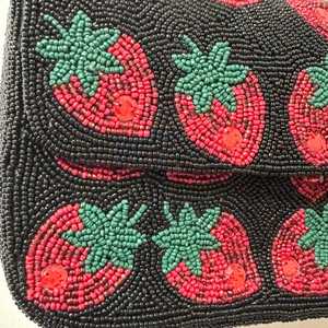 กระเป๋าถือลายสตรอเบอร์รี่ปักมือ รูปทรงสี่เหลี่ยมผืนผ้า ทำจากด้ายฝ้าย - Product Image 4