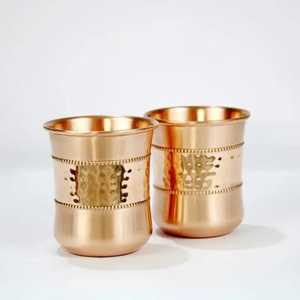 Tasse en verre en cuivre pur avec paille, bande perlée et motif martelé central, pour usage au bureau, tasse Moscow Mule, récipient à boisson Ayurveda, vaisselle de table - Product Image 1