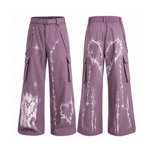 Pantalon cargo gothique violet pour homme avec imprimé étoile fil de fer barbelé, détails rivets et ceinture chaîne - Product Image 1