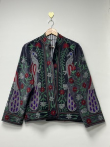 Chaqueta Bomber de Terciopelo Bordada de Alta Calidad, Cuello Alto, Manga Larga, Patrón Floral, Diseño Suzani, Acabado con Pavo Real Cosido a Mano - Product Image 6