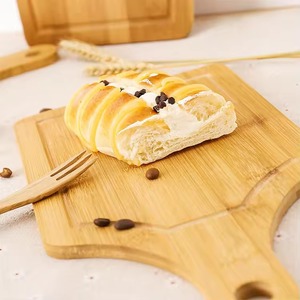 Planche à découper rectangulaire en bois naturel REHMAN CRAFT avec poignée intégrée et trou de suspension, écologique, passe au lave-vaisselle - Product Image 4