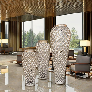 Jarrón de Flores de Aluminio con Acabado Dorado, Estilo Art Deco Clásico, Forma Alta y Grande, Decoración de Piso, Personalización con Temática Navideña - Product Image 1