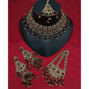 Collier ras-de-cou en or 18 carats plaqué or avec diamants, perles et breloques - pour les occasions de fête - Product Image 1