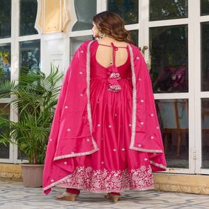 Tenue Anarkali en soie américaine de créateur VASTRA COTTAGE avec travail de broderie et de sequins, pantalon élastique et dupatta assorti, robe élégante - Product Image 4