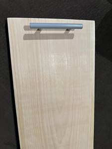 Un plateau de service en bois uni, planche à charcuterie avec poignées en acier inoxydable - Product Image 4