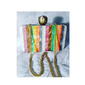 Bolso de mano de resina a la moda con patrón de rayas de caramelo, cadena dorada y decoración floral para la noche, bolso de mano para mujer - Product Image 1