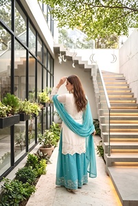 Hermoso conjunto de fiesta con top bordado a mano con perlas y lentejuelas, pantalón palazzo cosido y dupatta. - Product Image 2