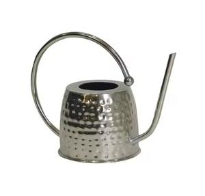 บัวรดน้ำโลหะเกรดพรีเมียม ทนทาน หัวฉีดยาว สำหรับรดน้ำต้นไม้และดูแลดอกไม้ - Product Image 1