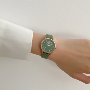 Reloj de Cuarzo Redondo para Mujer 9856 con Bonito Dije de Margarita y 1 Pulsera, el Mejor Regalo para Ella - Product Image 5