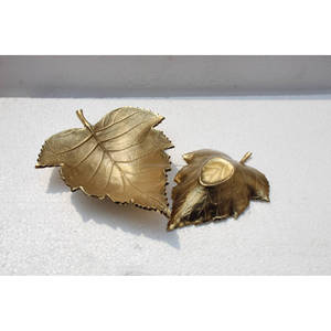 Ensemble de 2 plateaux décoratifs modernes en aluminium plaqué or, forme de feuille, pour Noël, motif végétal, artisanat métallique avec logo personnalisé - Product Image 3