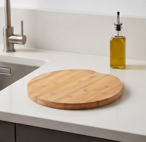 Planche à découper ronde en bambou brun clair avec encoche pour la main, en bois naturel - Product Image 3