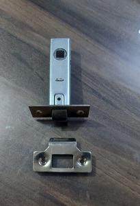 Cerradura Tubular de Aleación de Zinc Galvanizado con Pestillo de 60 mm, Herraje Moderno para Puerta de Madera con Tornillos - Product Image 1