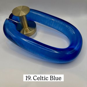 Escultura de pared de resina con cadena vertical personalizada para decoración de interiores, en tonos rojo y marrón, con eslabones entrelazados, ideal para exhibir en el vestíbulo de un hotel. - Product Image 5