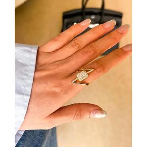 Anillo de compromiso geométrico de oro amarillo de 14K con halo de diamantes de corte radiante y piedras laterales redondas, joyería nupcial moderna, regalo de lujo. - Product Image 1