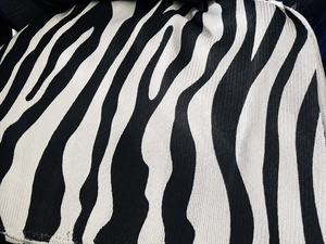 Couverture de cheval légère de qualité supérieure à imprimé zèbre, avec rabat de queue moyen, en tissu polyester - Product Image 4