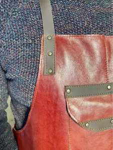 Tablier en cuir de vachette rouge de qualité supérieure, durable, pour barbecue, cuisine, chef, barista, avec poches, ajustement réglable - Product Image 3