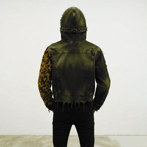 Veste à capuche en jean délavé personnalisé avec imprimé léopard sur une des manches et une deuxième manche ornée de strass pour un confort optimal - Product Image 6