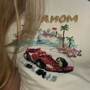 Pendentif de luxe vintage en verre et cristal perlé avec broderie artisanale complexe et accents floraux géométriques pour baptême et anniversaire - Product Image 1