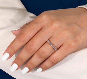 Bague en or blanc 14 carats avec diamant de laboratoire, alliance minimaliste, ovale brillant 0,58 carat, demi-éternité - Product Image 5