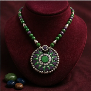 Collier Bohème Vert Soleil Éclatant avec Pendentif Perlé, Bijou Ethnique pour Femme, Idéal Cadeau, Fête, Mariage - Product Image 2