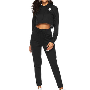 Crop top tendance et legging à taille élastique, tissu en coton léger et respirant, design tendance, parfait pour les soirées et les occasions décontractées. - Product Image 1